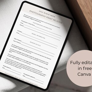 K&ouml;nnte beinhalten: Eine wei&szlig;e Vorlage f&uuml;r eine Fotodruckfreigabe mit schwarzem Text, die Abschnitte f&uuml;r Fotografeninformationen, Modellinformationen und Sitzungsdetails enth&auml;lt. Eine kreisf&ouml;rmige beige Grafik auf der rechten Seite enth&auml;lt den Text Fully editable in free Canva.