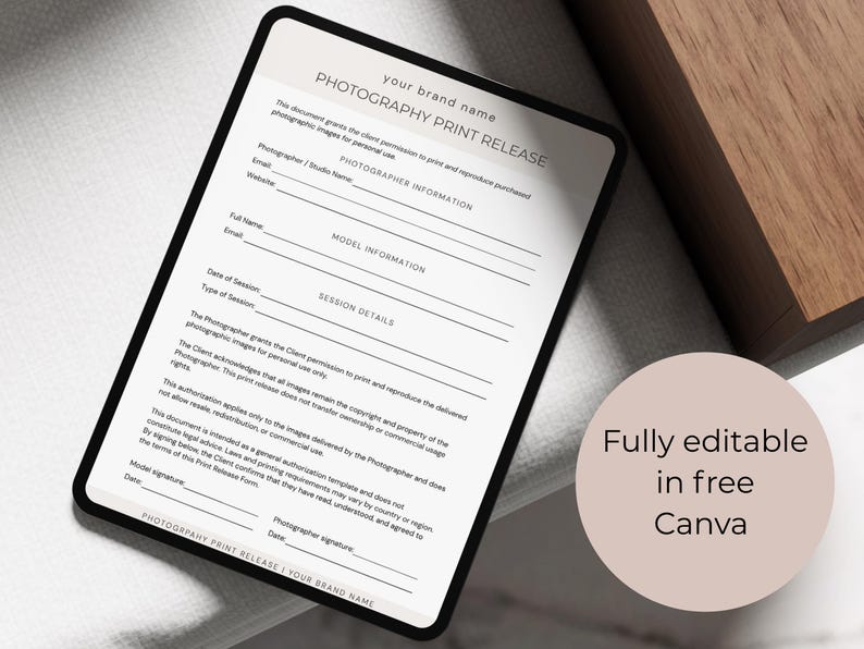 K&ouml;nnte beinhalten: Eine wei&szlig;e Vorlage f&uuml;r eine Fotodruckfreigabe mit schwarzem Text, die Abschnitte f&uuml;r Fotografeninformationen, Modellinformationen und Sitzungsdetails enth&auml;lt. Eine kreisf&ouml;rmige beige Grafik auf der rechten Seite enth&auml;lt den Text Fully editable in free Canva.