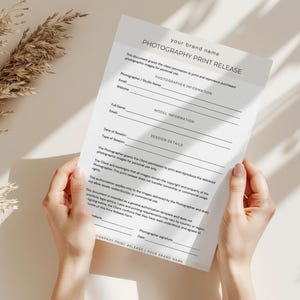 K&ouml;nnte beinhalten: Ein wei&szlig;es Fotografie-Druckfreigabedokument mit schwarzem Text. Das Formular enth&auml;lt Abschnitte f&uuml;r Fotografeninformationen, Modellinformationen und Sitzungsdetails, mit dem Titel Photography Print Release und Your Brand Name oben.