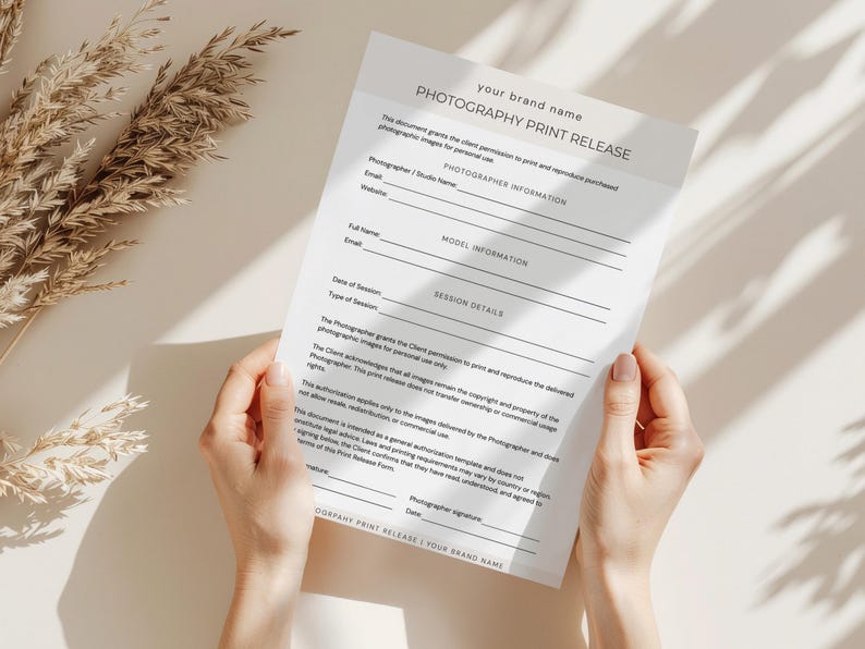 K&ouml;nnte beinhalten: Ein wei&szlig;es Fotografie-Druckfreigabedokument mit schwarzem Text. Das Formular enth&auml;lt Abschnitte f&uuml;r Fotografeninformationen, Modellinformationen und Sitzungsdetails, mit dem Titel Photography Print Release und Your Brand Name oben.