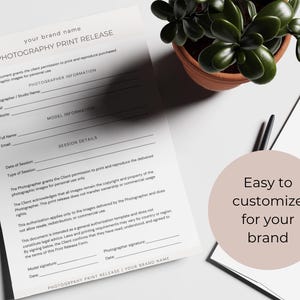 K&ouml;nnte beinhalten: Ein wei&szlig;es Fotografie-Druckfreigabedokument mit schwarzem Text, das Abschnitte f&uuml;r Fotografeninformationen, Modellinformationen und Sitzungsdetails enth&auml;lt. Ein kreisf&ouml;rmiges beiges Overlay mit dem Text Easy to customize for your brand ist vorhanden.