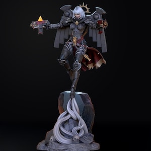 Può includere: Statuetta dettagliata di una guerriera in armatura scura, con due pistole futuristiche. Ha capelli bianchi, ali e un mantello rosso. La figura è su una base di roccia con un effetto fumoso ed etereo.