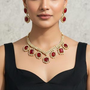 Kundan parel choker ketting set | Ruby doublet edelstenen, Indiase bruidssieraden