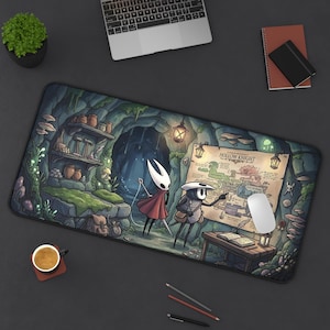 Pode incluir: Tapete de rato retangular com uma ilustração detalhada do videogame Hollow Knight. A obra de arte retrata personagens em um cenário de caverna com um mapa, lanternas e uma cachoeira. A paleta de cores inclui verdes, azuis e marrons.