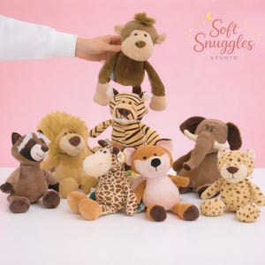 Puede incluir: Colección de peluches de animales, incluyendo un mono, tigre, león, mapache, jirafa, zorro, elefante y leopardo. Los juguetes son de varios tonos de marrón, beige y crema, con detalles estampados. Fondo rosa suave.