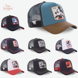 Puede incluir: Colección de gorras de camionero con diseños de Mickey Mouse. Las gorras tienen la parte trasera de malla, viseras curvas y parches con ilustraciones de Mickey Mouse. Los colores incluyen negro, azul, marrón, rojo y blanco. Un accesorio divertido para los fans de Disney.