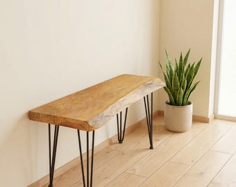 Banco de entrada com borda natural, banco moderno para hall de entrada com iluminação.