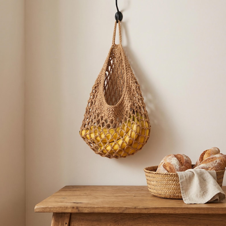 Cesta colgante de cuerda de algodón para frutas y verduras, bolsa de macramé marrón para almacenamiento en la cocina, organizador de despensa estilo boho. imagen 5