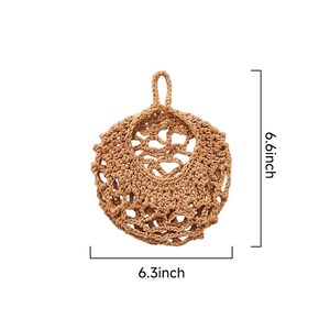 Puede incluir: Una cesta colgante de ganchillo de color marr&oacute;n claro con un patr&oacute;n de malla abierta y un lazo superior para colgar. El art&iacute;culo se muestra con l&iacute;neas de dimensi&oacute;n que indican una altura de 16,76 cm y una anchura de 16 cm para la estructura.