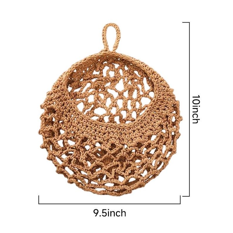 Puede incluir: Una cesta colgante redonda de ganchillo color canela con un dise&ntilde;o de red de malla abierta y un lazo superior para colgar. La cesta mide 25,4 cm de alto y 24,13 cm de ancho, seg&uacute;n indican las l&iacute;neas de dimensi&oacute;n y etiquetas de texto.