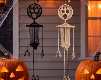 Halloween Skull Wall Hanging, Boho Macrame Spooky Decor, Gothic Haunted House Accent, Hand‑Woven Wall Ornament, Gothic Haunted House Accent