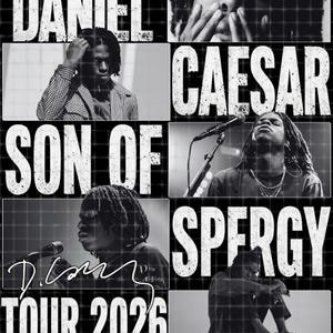 Könnte beinhalten: Ein schwarz-weißes Grafikplakat mit mehreren Fotografien von Daniel Caesar. Der Text lautet DANIEL CAESAR SON OF SPERGY TOUR 2026 mit einer Signatur als Overlay. Das Layout umfasst ein Gittermuster über den Bildern und eine fette, abgenutzte Typografie.