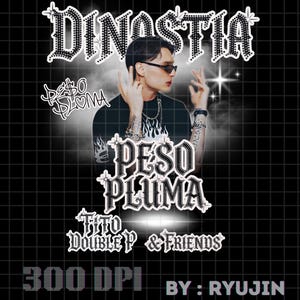 Könnte beinhalten: Grafikdesign mit einer Person, die eine Sonnenbrille und ein schwarzes T-Shirt mit den Worten "Peso Pluma" in einer dekorativen Schriftart trägt. Das Design enthält den Text "Dinastia", "Tito Double P & Friends" und "300 DPI". Der Hintergrund ist schwarz mit einem Rastermuster.