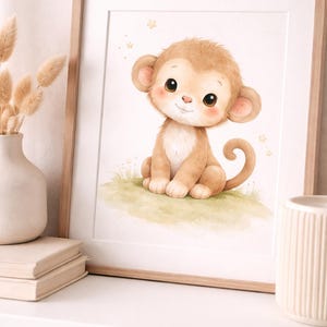 Könnte beinhalten: Ein gerahmter Aquarelldruck eines niedlichen Affen. Der Affe ist hellbraun mit rosigen Wangen, großen Augen und einem lockigen Schwanz. Er sitzt auf einem Stück grünen Grases mit kleinen gelben Sternen. Der Rahmen ist aus hellem Holz.