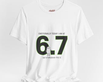 Camiseta minimalista con el número 6.7, camiseta con meme de humor absurdo.