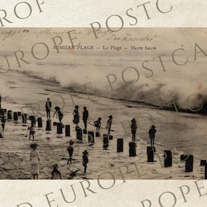 May include: Vintage black and white postcard featuring a beach scene with people standing on wooden posts. The text "MIMIZAN-PLAGE - La Plage - Marée haute" is visible. The image captures a moment in time.