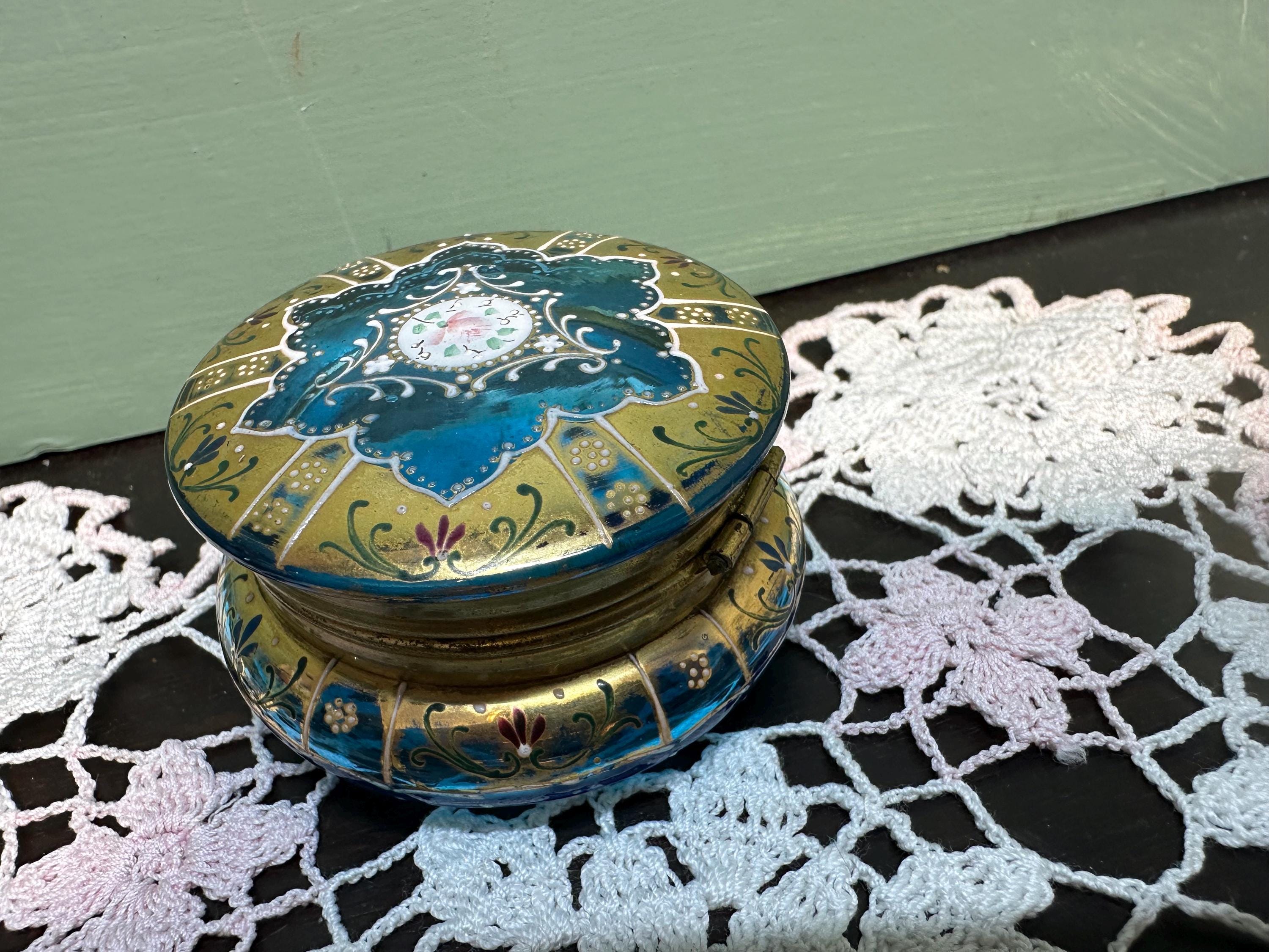 アンティーク雑貨 Vintage London Hallmark 1986 Pill Box Antique Victorian Pill Trinket BOX Patch Glass Blue Sapphire Moser