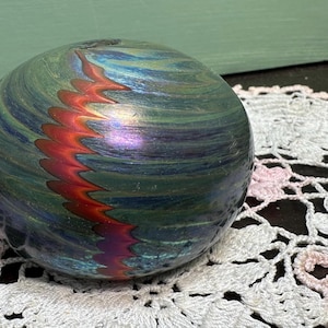 Fermacarte in vetro soffiato a mano firmato Lundberg Studio del 1984, motivo: vortici di vetro soffiato rosso.