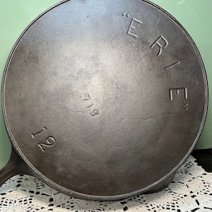Antique GRISWOLD ERIE 12  SKILLET Cast Iron pan pot griddle 719  no stick