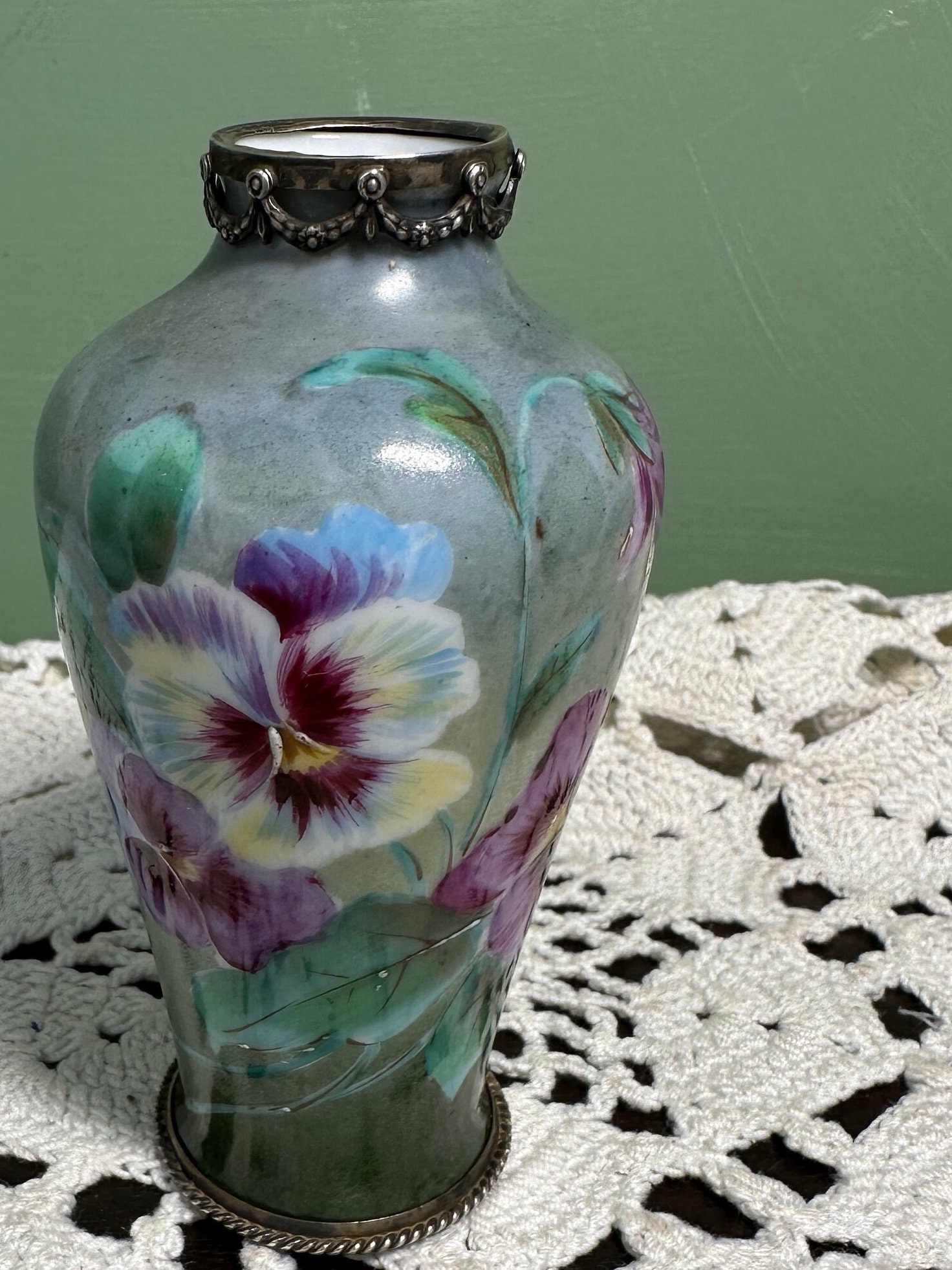 アンティーク　薄緑紫文入り花瓶 アンティーク 磁器 ポージー 花瓶 シルバー 800 紫 磁器 花柄 繊細