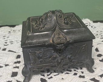 Caja antigua de los hermanos Weidlich, cómoda, joyero, cofre de joyería, estilo Art Nouveau, flores, estilo victoriano, firmado, forrado en seda rosa.