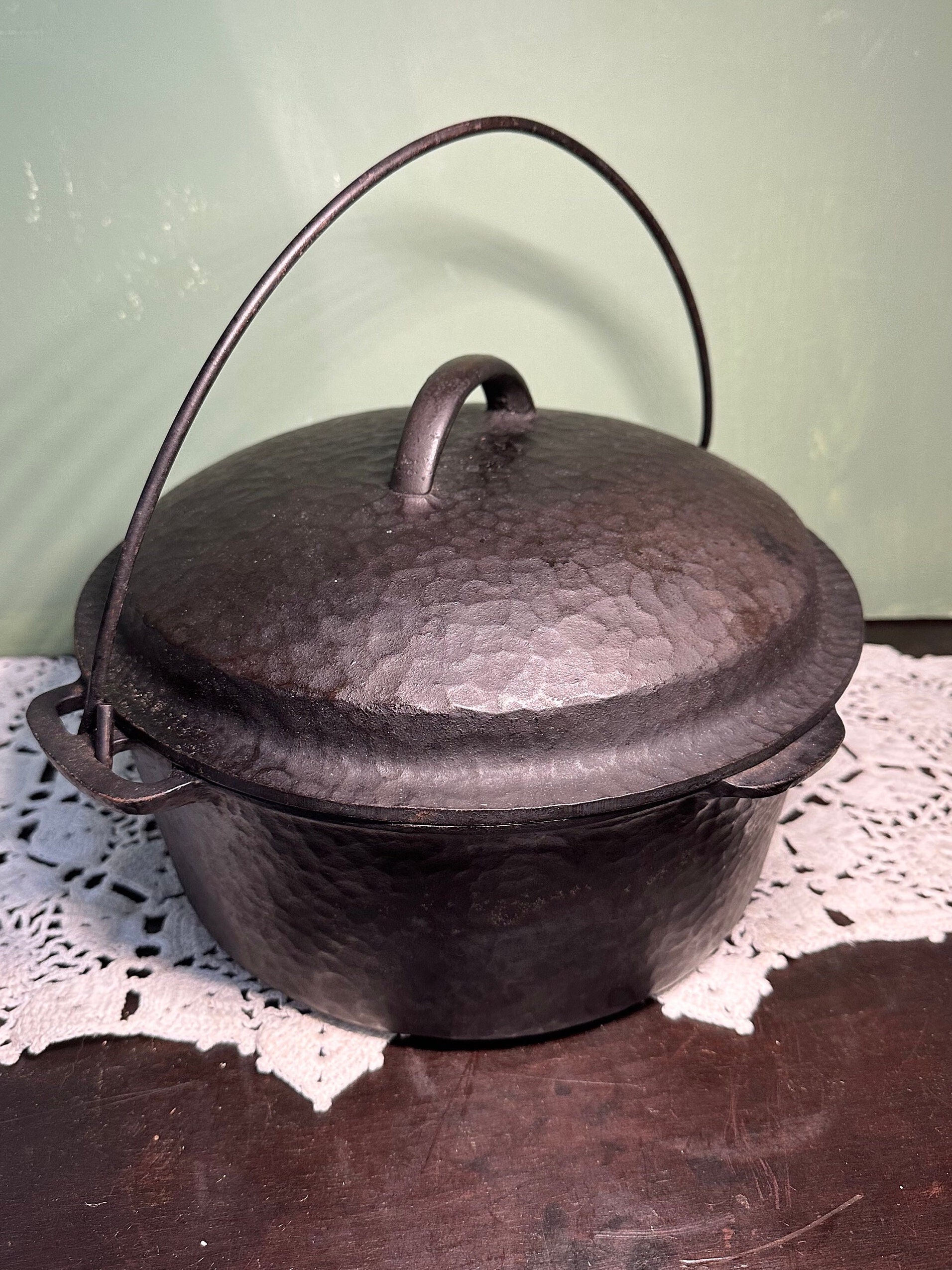 Vintage cast iron oval pot With Legs Kettle, Cauldron Unmarked Griswold?  Loth￼