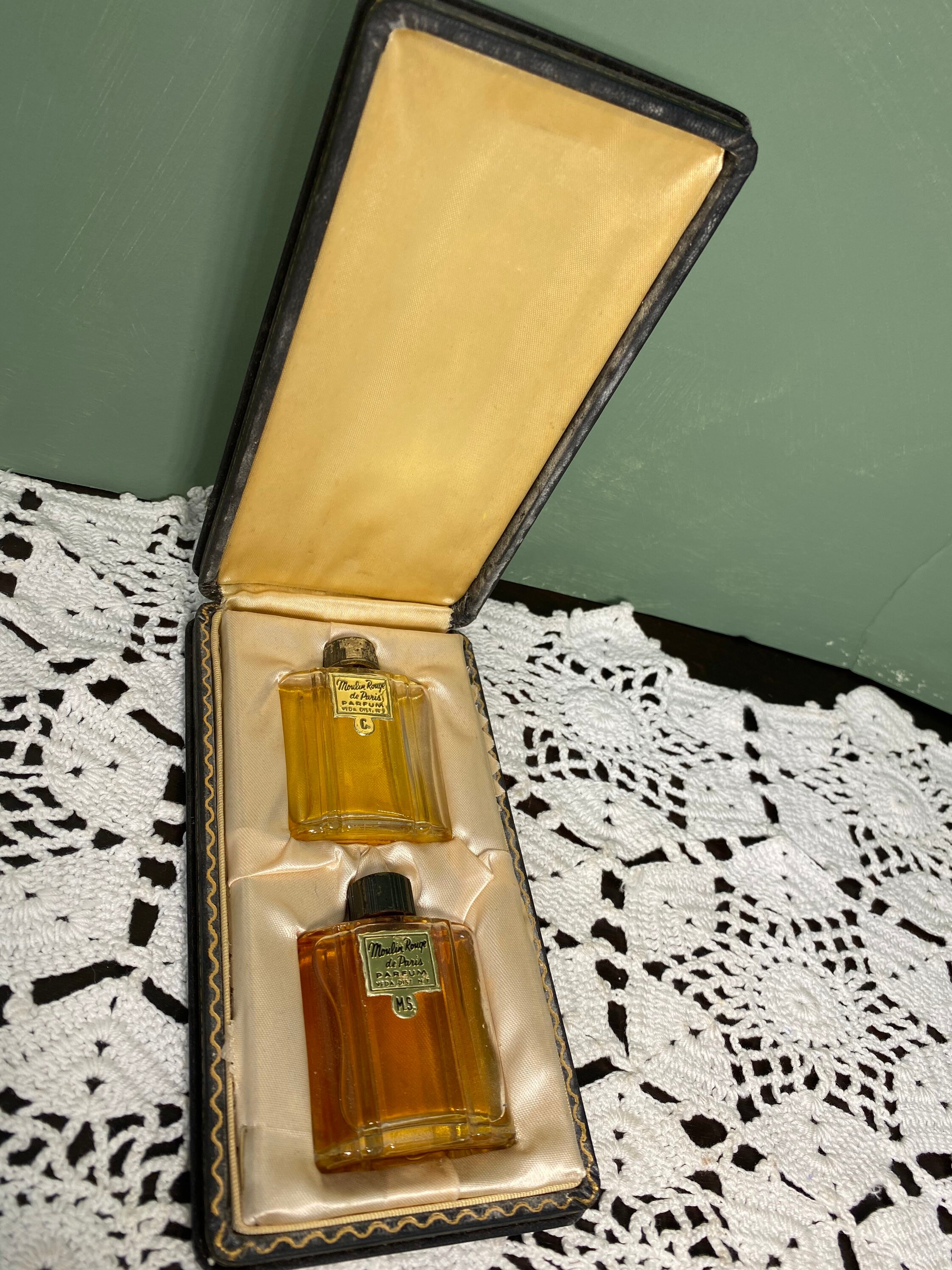Vintage Perfume 1940's Moulin Box With Perfumes Veda Dist