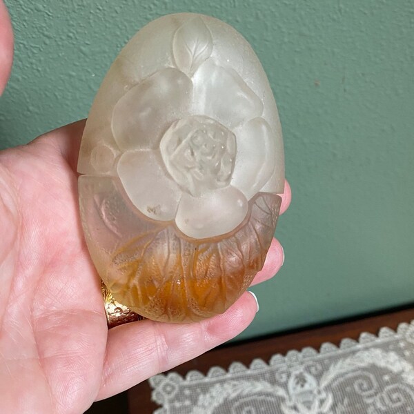 vintage satijn glas parfum Kenzo gemaakt in Frankrijk geur fles Keulen dressoir bloemen deksel glas