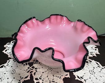Jarrón vintage con diseño de rosa y cresta Fenton, de encaje negro y ópalo, de cristal.