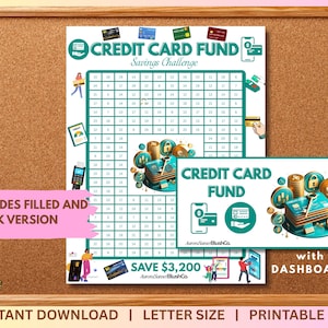 Puede incluir: Un corcho muestra un gráfico imprimible de "Credit Card Fund Savings Challenge". El gráfico es de color verde azulado y blanco, con una cuadrícula para rastrear los ahorros. La imagen incluye una versión más pequeña del gráfico e ilustraciones de tarjetas de crédito y monedas.
