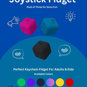 Puede incluir: Un fondo azul con el texto "NEW Joystick Fidget" y tres juguetes fidget. Los juguetes son rosa, azul y negro. También está presente el texto "Pack of Three for Extra Fun". Los colores disponibles son verde, morado, azul marino, rosa, amarillo y rojo. El tamaño es de 2 x 2 cm.