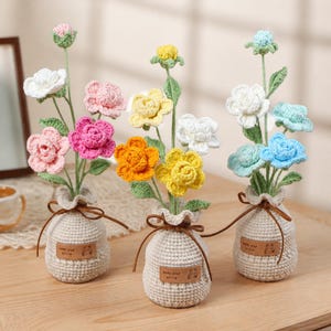 Maceta de rosas de ganchillo hecha a mano, decoración de mesa con flores tejidas, centro de mesa para bodas, regalo para despedida de soltera, bonito detalle para el escritorio, decoración para inauguración de casa.