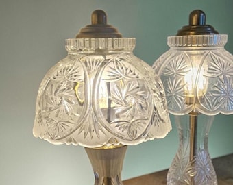 Paar geschliffene Kristall- und Messinglampen – europäische Fertigung 1950