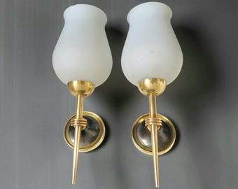 Par de apliques de pared vintage de los años 50 - Latón y cristal opalino - Atribuidos a Arlus