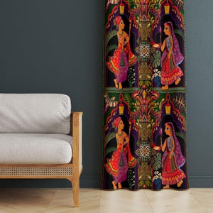 Könnte beinhalten: Dekorativer Vorhang mit einer detaillierten Illustration indischer Figuren in traditioneller Kleidung. Das Design umfasst Figuren, Laternen und florale Muster in Rot-, Lila-, Grün- und Goldtönen. Der Vorhang befindet sich vor einer dunkelblauen Wand.