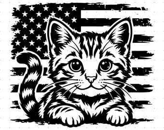 Puede incluir: Una ilustración gráfica en blanco y negro de un gatito atigrado con ojos grandes y cola curvada, situado frente a una bandera estadounidense estilizada con estrellas y rayas, en un diseño de tinta audaz y de alto contraste.