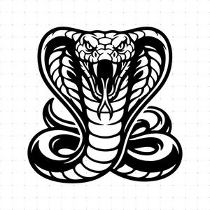 Op de afbeelding: Een zwart-witte grafische illustratie van een cobra in een opgerolde positie. De slang is afgebeeld vanuit een vooraanzicht met de kap gespreid, de bek open, zichtbare giftanden en een gespleten tong die naar buiten steekt.