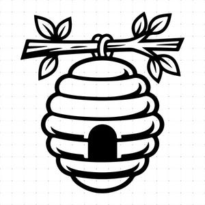 Puede incluir: Una ilustración gráfica en blanco y negro de una colmena colgando de una rama de árbol. La colmena presenta una estructura redondeada y escalonada con una entrada central arqueada, suspendida por un lazo de una rama con cuatro hojas.