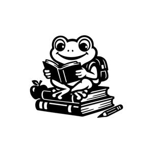 Pode incluir: Uma ilustração gráfica a preto e branco de um sapo com uma mochila, sentado numa pilha de dois livros enquanto lê um livro aberto. Uma maçã está posicionada à esquerda dos livros e um lápis encontra-se no lado direito da pilha.
