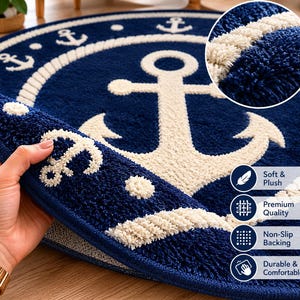 Può includere: Un tappeto rotondo blu navy con una grande ancora bianca al centro e un bordo di ancore bianche più piccole. Il tappeto presenta un pelo spesso e testurizzato con un motivo a corda bianca lungo il bordo. Un riquadro circolare mostra la texture.