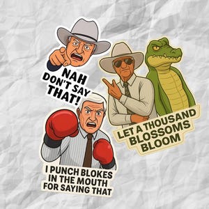 Puede incluir: Una taza de cerámica blanca con asa negra y el texto "But First, Coffee" en negro, con una fuente de estilo manuscrito. La taza está sobre una superficie blanca.