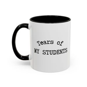 Könnte beinhalten: Weißer Keramikbecher mit schwarzem Henkel und Innenraum. Der Becher trägt den schwarzen Text "Tears of MY STUDENTS" mittig auf der Vorderseite. Ein humorvolles Geschenk für Lehrer.