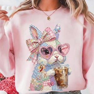 Peut inclure: Ensemble de trois mugs en céramique avec une finition mate et mouchetée. Les tasses sont de couleur crème, gris clair et gris foncé. Chaque mug a un design simple et minimaliste avec une anse arrondie.