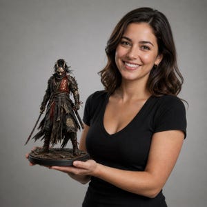 Peut inclure: Figurine détaillée d'un guerrier en armure sombre, tenant deux épées. La figurine porte un masque et se tient sur une base circulaire. L'armure a des accents rouges et dorés. La figurine est tenue par une personne.