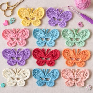 Puede incluir: Una colección de apliques de mariposas de ganchillo coloridas en varios tonos, incluyendo amarillo, morado, rosa, azul, verde, rojo, naranja y crema. Las mariposas están dispuestas sobre una superficie clara, con herramientas de artesanía e hilo visibles.