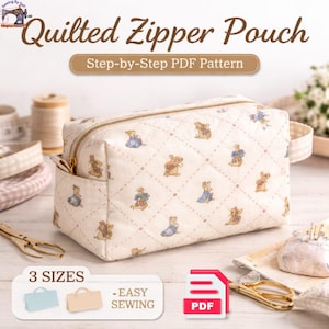 Op de afbeelding: Een gewatteerde etui met ritssluiting en een crème-kleurige achtergrond met een patroon van teddyberen. De etui heeft een gouden rits en een klein zijvak. De tekst luidt "Quilted Zipper Pouch" en "Step-by-Step PDF Pattern".