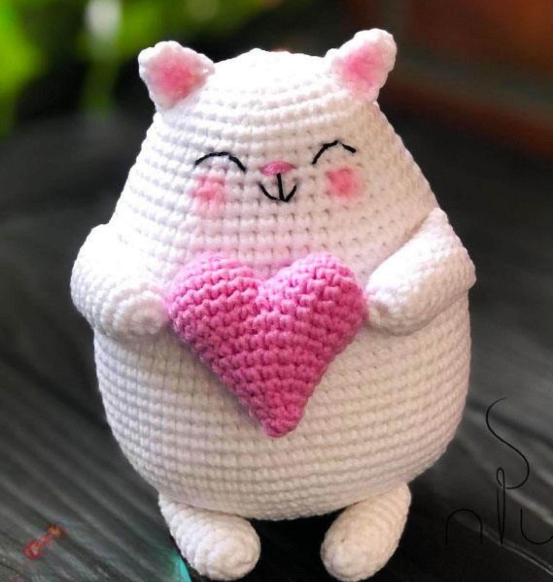 Valentine Kitten Crochet Pattern with Heart Detail