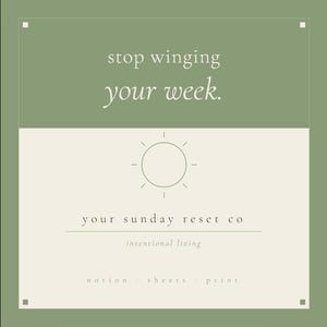 Op de afbeelding: Vierkante afbeelding met een saliegroene en crèmekleurige kleurstelling. De tekst "stop winging your week" staat bovenaan. Daaronder een zonnegrafiek en de tekst "your sunday reset co" en "intentional living". De onderste tekst luidt "notion sheets print".