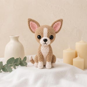 Schema per realizzare un Chihuahua Amigurumi all'uncinetto, un simpatico cagnolino di peluche marrone. Tutorial per il download digitale immediato in PDF. Idea regalo fai da te.