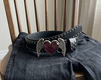 Cintura in pelle gotica nera con dettaglio a cuore rosa